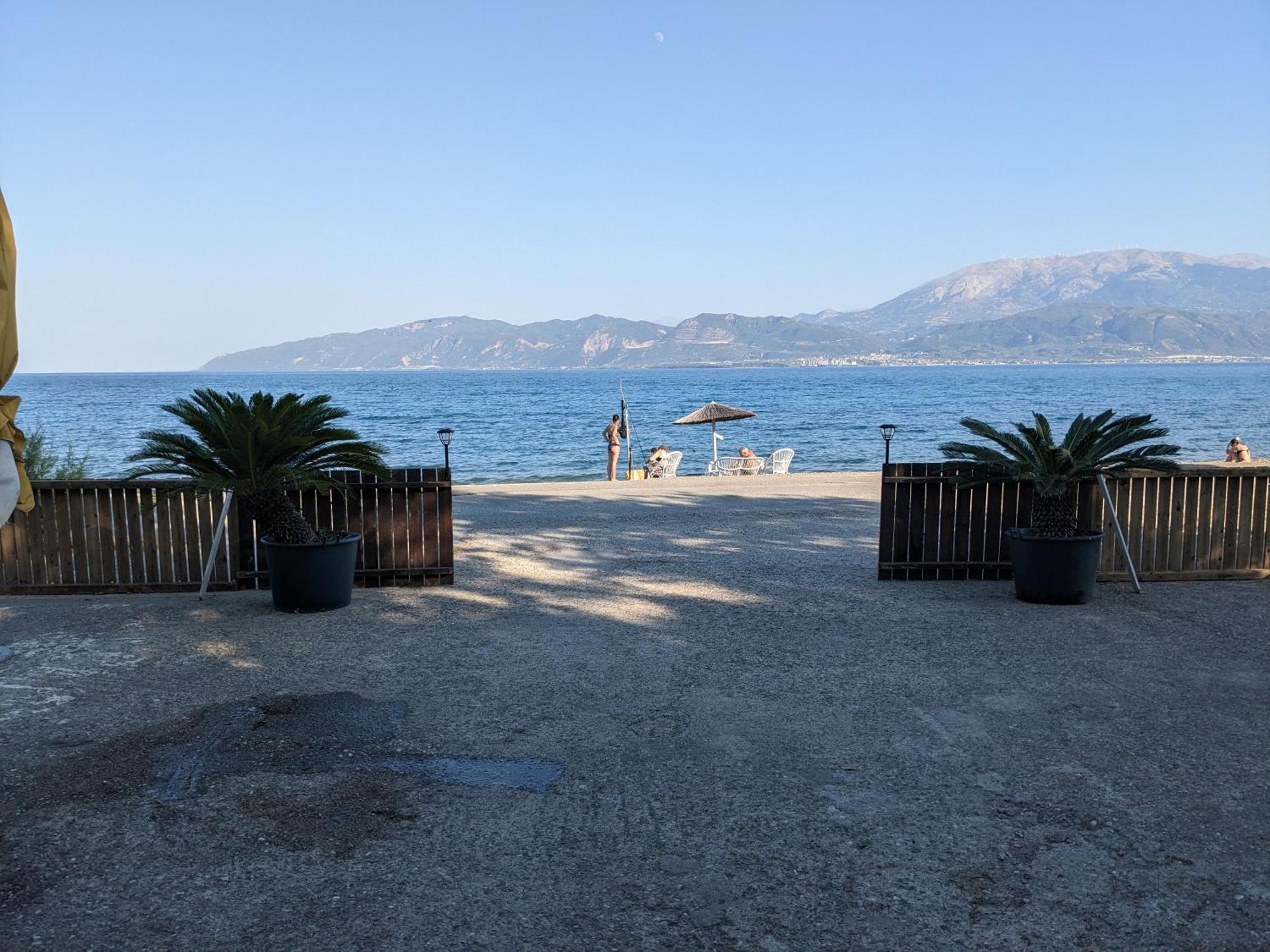 Nafpaktos Beach Apartment ภายนอก รูปภาพ